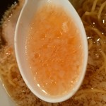 きくちひろき - 【2016.1.7(木)】中間醤油(背油少々・並盛・150g)750円のスープ