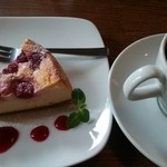 Meat&Deli Cafe KIKU - デザートのチーズケーキとコーヒー
      