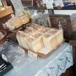 友永パン屋 - 店内です