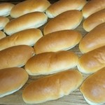 友永パン屋 - 焼きたてがおいてあります。