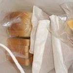 友永パン屋 - 紙袋に入れてもらえます