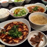 廣東料理 民生 ヒルトンプラザウエスト店 - 麻婆豆腐ランチ
                ご飯おかわりしてデザートもついて1030円はお得❤️
                広東料理やからそんな辛くない(o^^o)