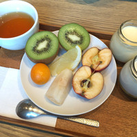 赤坂うまや 新宿 - ブッフェスタイルの和洋食(¥2,400) セルフカットフルーツとデザート盛り付け例