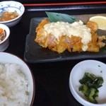 町家かふぇ　かまくら - ◆チキン南蛮定食（930円）・・チキン南蛮・小鉢2種・サラダ・香の物・ご飯・お味噌汁のセット。
            チキン南蛮は思ったよりボリュームがありますね。