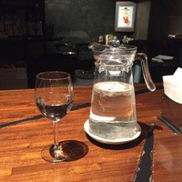 シーン - お水はワイングラスでセルフサービス。よく水を飲みたいのでセルフは助かる。