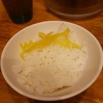 ラーメン 洞くつ家 - サービスのライス（少なめで）