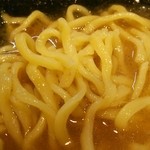 ラーメン 洞くつ家 - 酒井の麺は平打ちで短め。