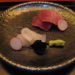 室町 和久傳 - お造り（ヨコワと剣先烏賊）のアップ(2015.12)