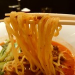 石庫門 - 麵アップ。なんか、出前で頼んで少し伸びた麺の感じ。