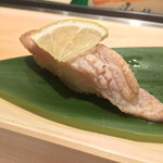和食と立喰い寿司 ナチュラ - 本鮪頭炙り（300円）