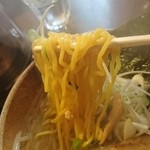 麺や 琥張玖 西岡本店 - 今回は通常の麺で、森住製麺の中細縮れ麺