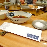 てんぷら 山の上 Roppongi 東京ミッドタウン店 - お塩と天つゆが用意されていて嬉しい