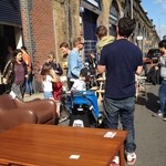 St. JOHN - 近くでは中古家具が売られていて大人気