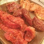 焼肉 幸福 - 左から、カルビ、ハラミ、ガツ