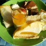 グランカフェ - ティラミス、夏みかんのムース、ショートケーキ、わらびもち、豆乳のパンナコッタ等