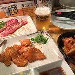 炭火焼肉ホルモン 徳臓 - 2016.1. ツラミハーフ（一枚は既に焼き）と上ミノ一人前、白菜キムチ