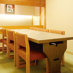 Kani Douraku - 車いすで入れるテーブル個室