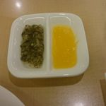 千疋屋総本店 フルーツパーラー - 付け合わせのピクルスとマンゴーソース