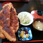 こだま食堂 - 名物のわらじかつ丼