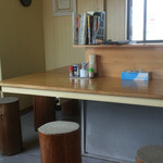 中華そば きい家 - L字型のカウンターと丸太の椅子