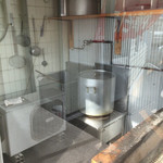 中華そば きい家 - スープを作る寸胴が見えます。