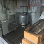 中華そば きい家 - 仕込み部屋が外から見えます。