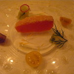 ル・ジュー・ドゥ・ラシエット  - オーシャントラウトのコンフィ、周りにはアーモンドの粉末とアーモンドのクリーム