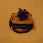 ル・ジュー・ドゥ・ラシエット  - ウナギの下にはいかすみのパンをクリスピー状にしたもの