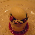 ル・ジュー・ドゥ・ラシエット  - チョコレートが苦手な私のデザート。たくさんのベリーを飴細工で包んだ可愛いお皿