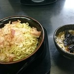 夷霧来 - 鰹つけ麺(太麺)。