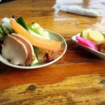 やまびこ - 付け合せのお新香とサービスの野菜・ハムに唐辛子味噌添え。