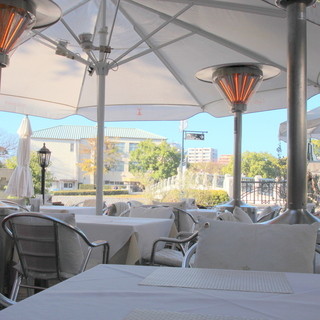 Open terrace seats overlooking Peace Park ☆ Inside the restaurant has a calm atmosphere ◎