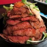 レッドロック 本店 - レッドロック本店(兵庫県神戸市中央区北長狭通)ローストビーフ丼大990円