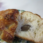 KIEE BIATT - デニッシュ生地の中に栗を渋皮煮にして包んだ上品な甘さの感じられるパンです。
      