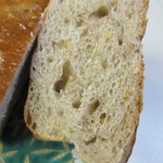 KIEE BIATT - 大麦、ライ麦、ひまわり等のたくさんの穀物の入った生地の中に香ばしいくるみを入れたこの店人気１－２位を争うパンです。
      