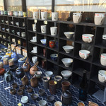 珈琲処あさぎ - 庭には陶器などの販売