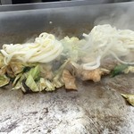 ホルモン焼きうどん 一力 - 平麺のうどん投入