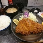 上ロースかつ定食（1600円）