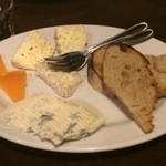 BARU 竹末 - チーズの盛り合わせ。
      サンタンドレという脂肪分の高い白カビチーズが、クリーミーで美味しかった。