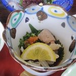 魚処　わき - 最初の小鉢はカワハギの小鉢でした。キモを混ぜて食べたらバリウマ。 