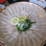 Sakanadokoro Waki - ヒラメのお刺身・・・・真ん中にはエンガワが、お腹一杯ヒラメの刺身を食べました。