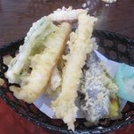 魚処　わき - てんぷらの盛り合わせです、これも私はお持ち帰り、美味しそうに食べてる若手の食欲は凄すぎる