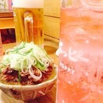 杉田もつ肉店 - 散歩の途中で煮込み休憩(^o^)
                                右の赤いのはバイスサワー。お気に入りのもつ煮込みとの相性もばっちりなんです〜