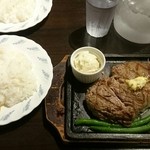 まつちか ステーキ食堂 - ライスは普通サイズ