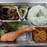 旭軒 - 日替わり　鮭の塩焼き。テイクアウトも可