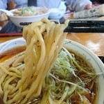 俺の中華　たなか家 - 麺は太めのウェーブ麺。しかし如何せん真っ黒なスープが塩辛過ぎて、とてもとても飲み干せませんでしたとさ。