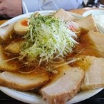 俺の中華　たなか家 - 同僚はチャーシューメンしょうゆ940円。この肉のインパクトは強烈