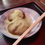 萬屋 - 自然な淡褐色の「栃餅 (550円)」、懐かしい味わいです