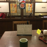 炭焼うな富士 - うな富士・店内
      12時には満席となり、表に行列が出来る。