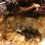 炭焼うな富士 - うな富士・ご飯の下にも鰻が隠れている。
      けっこうなボリュームだ。